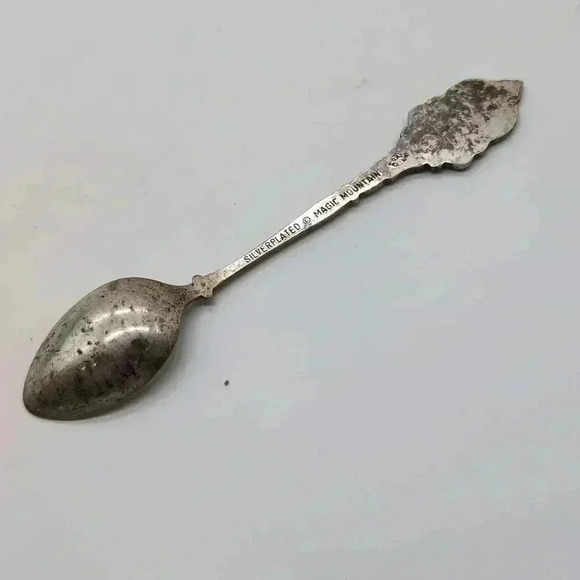 Magic Mountain Theme Park Souvenir Engraved Spoon Kitschy Cool Santa Clarita - Picture 4 of 6